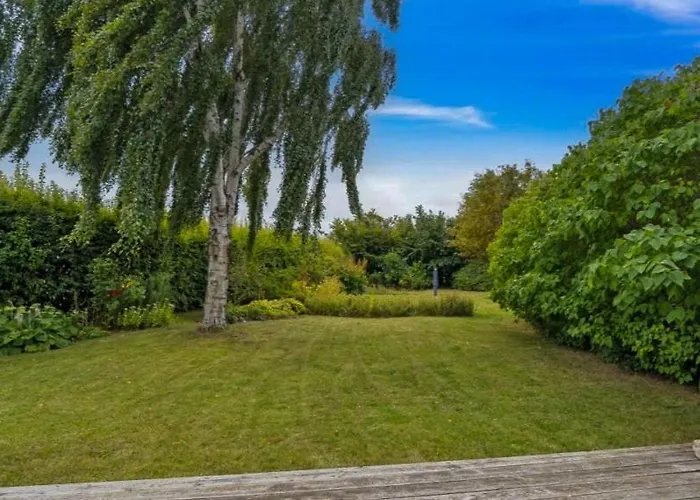 Summer House Among Fields Near Mons Klint 博雷